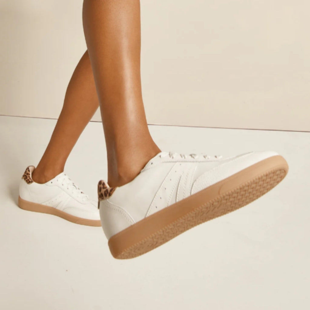 Levi - White/Leopard